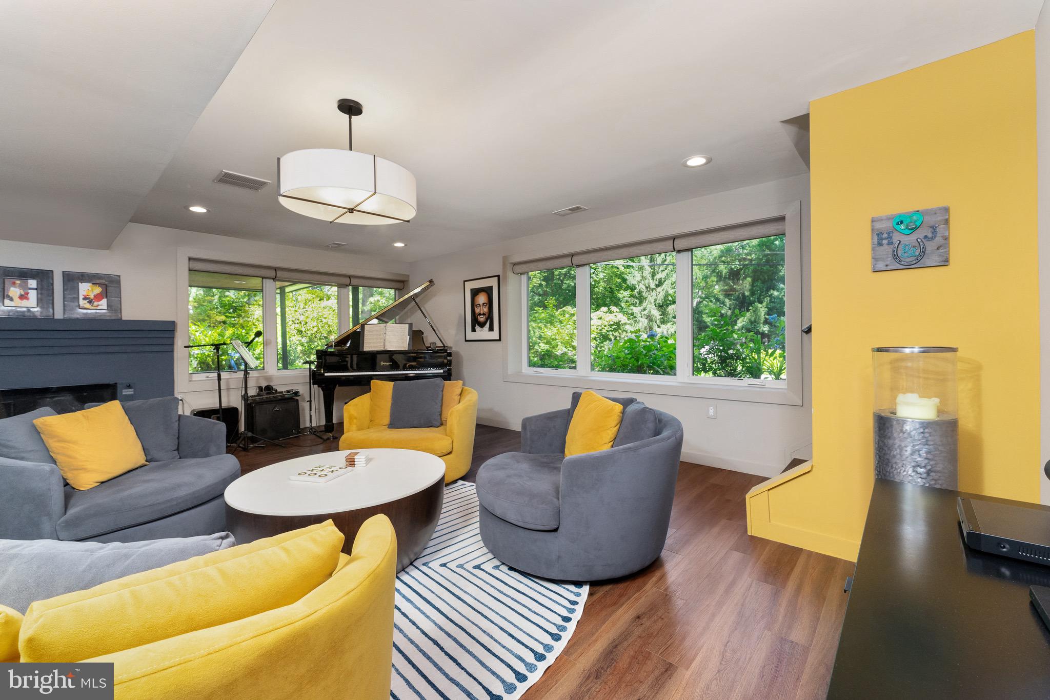 LAKE BARCROFT - Residential