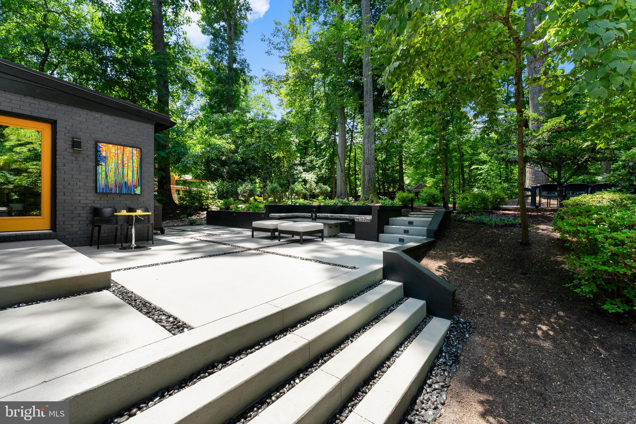 LAKE BARCROFT - Residential