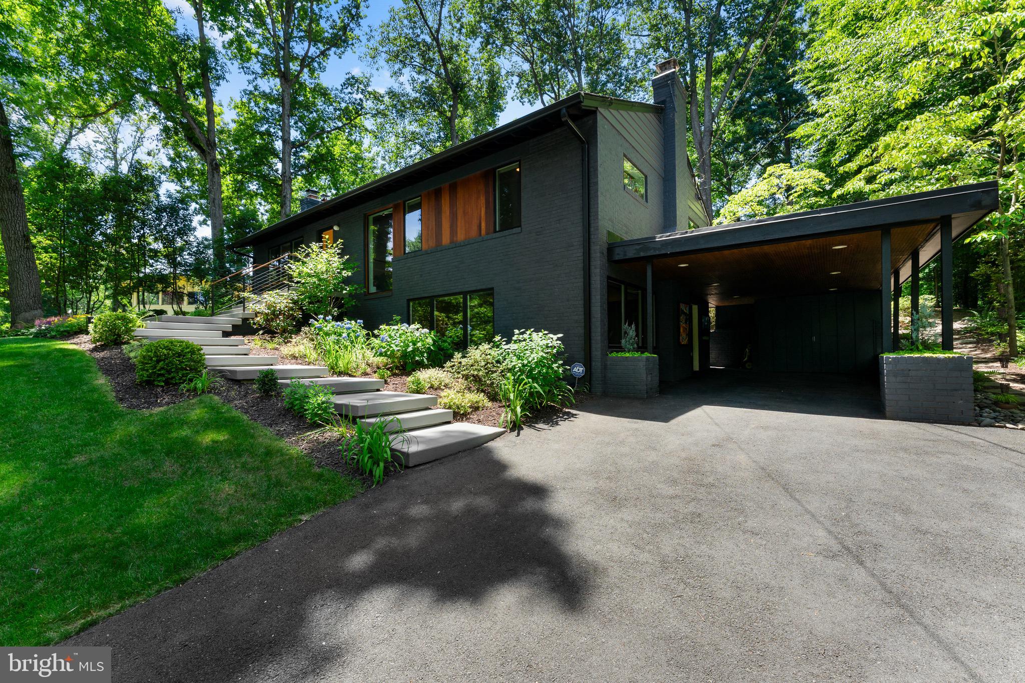 LAKE BARCROFT - Residential