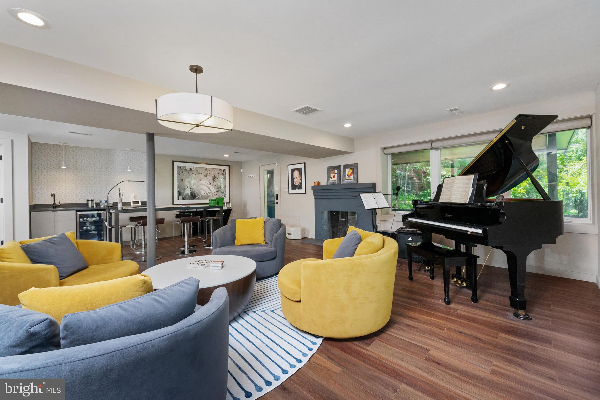 LAKE BARCROFT - Residential