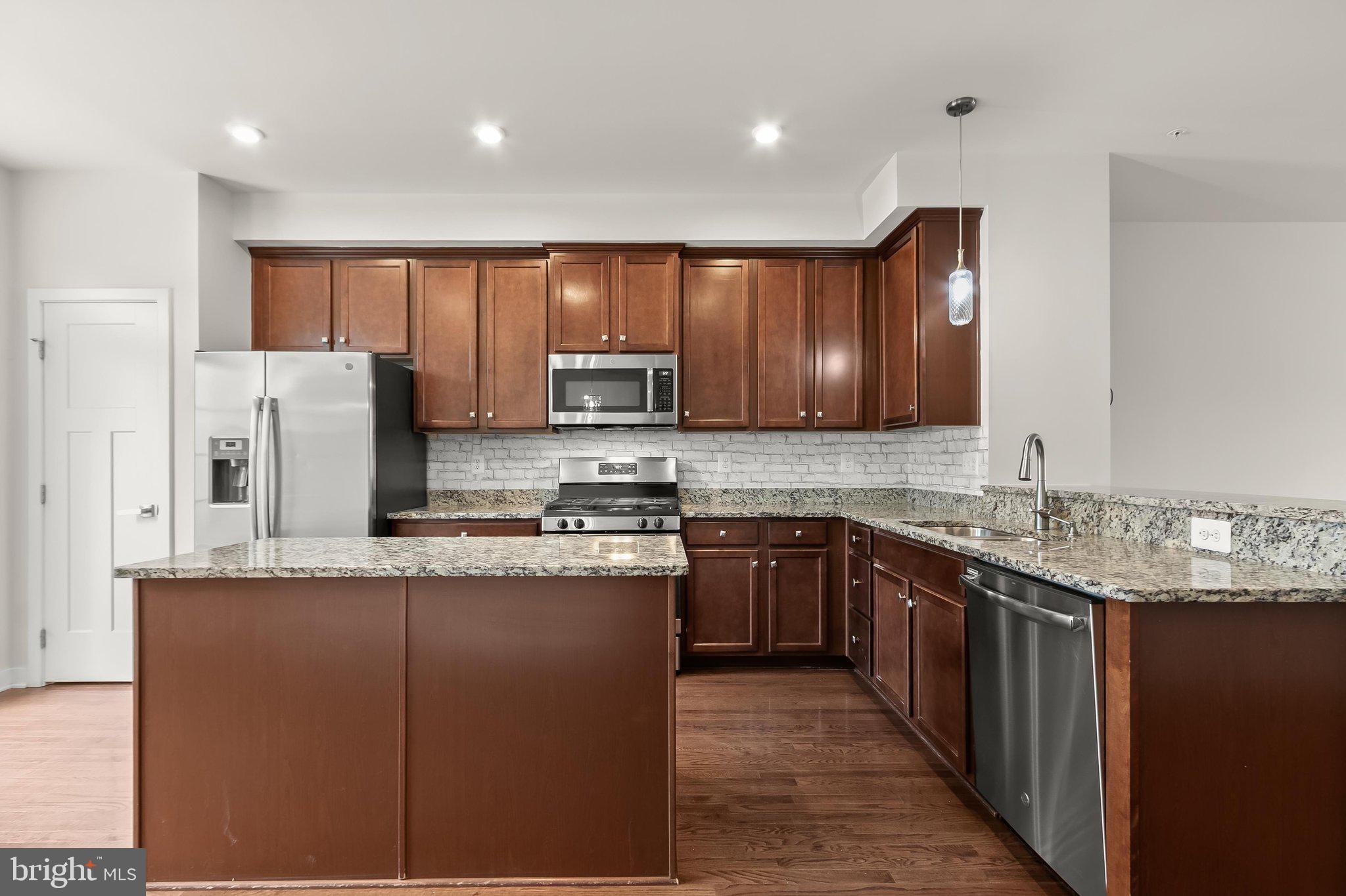 CREEKSIDE VILLAGE AT TANYARD SPRINGS - Residential
