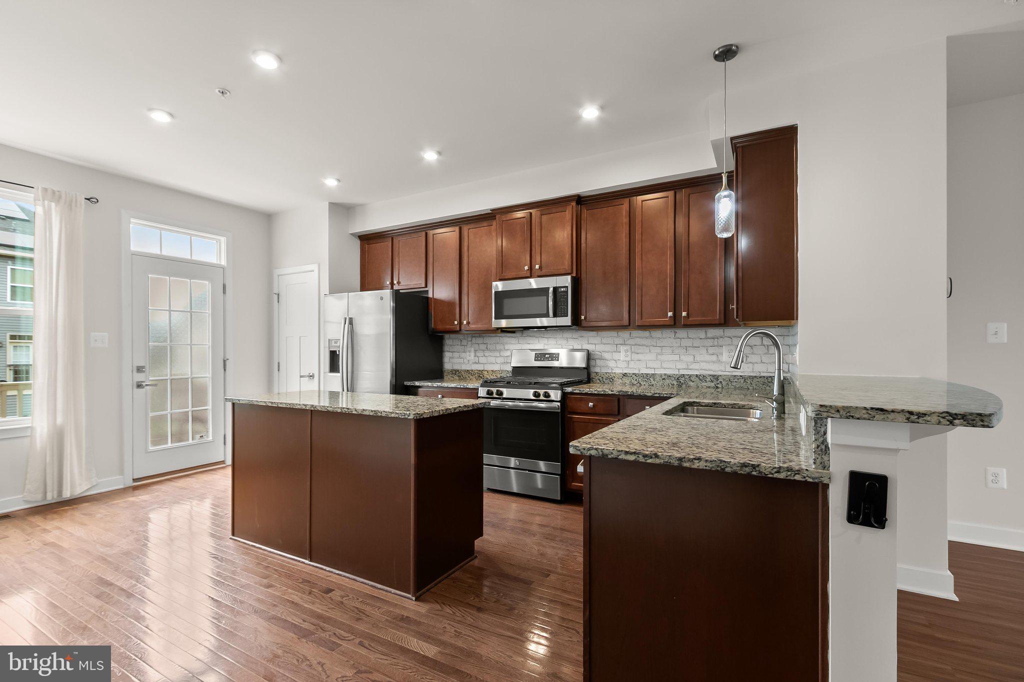CREEKSIDE VILLAGE AT TANYARD SPRINGS - Residential