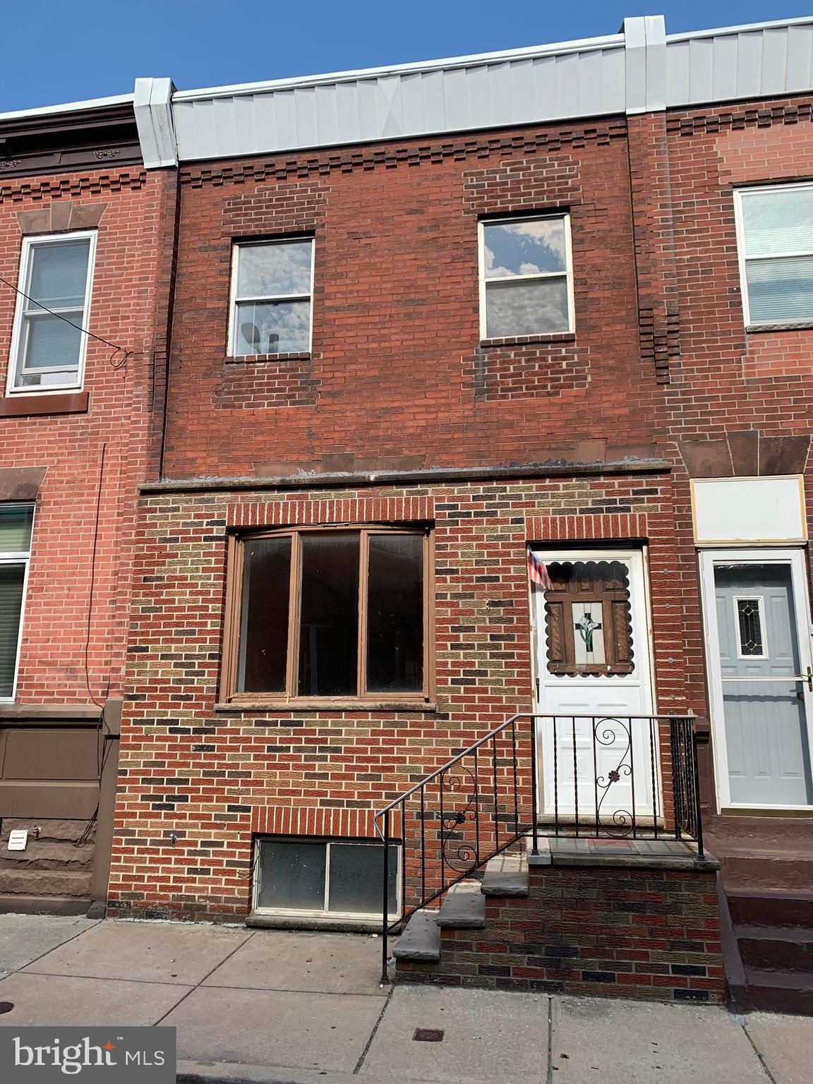 Welcome to South Philly! 2616 S Carlisle St is newly listed. Just minutes away from The Linc, Wells Fargo Spectrum and Citizens Bank Park. Walking distance from Millie s Ice Cream Parlour, The Pizza Shack, and Homegrown Coffee. Conveniently located near Broad St Line to navigate you around the city. This 3 Bed, 1 Bath Fixer Upper right off Oregon Ave could be yours.
