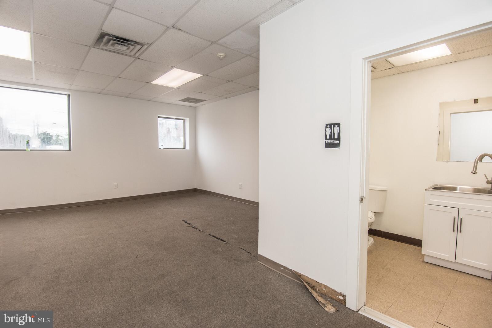 OXFORD CIRCLE - Commercial Sale