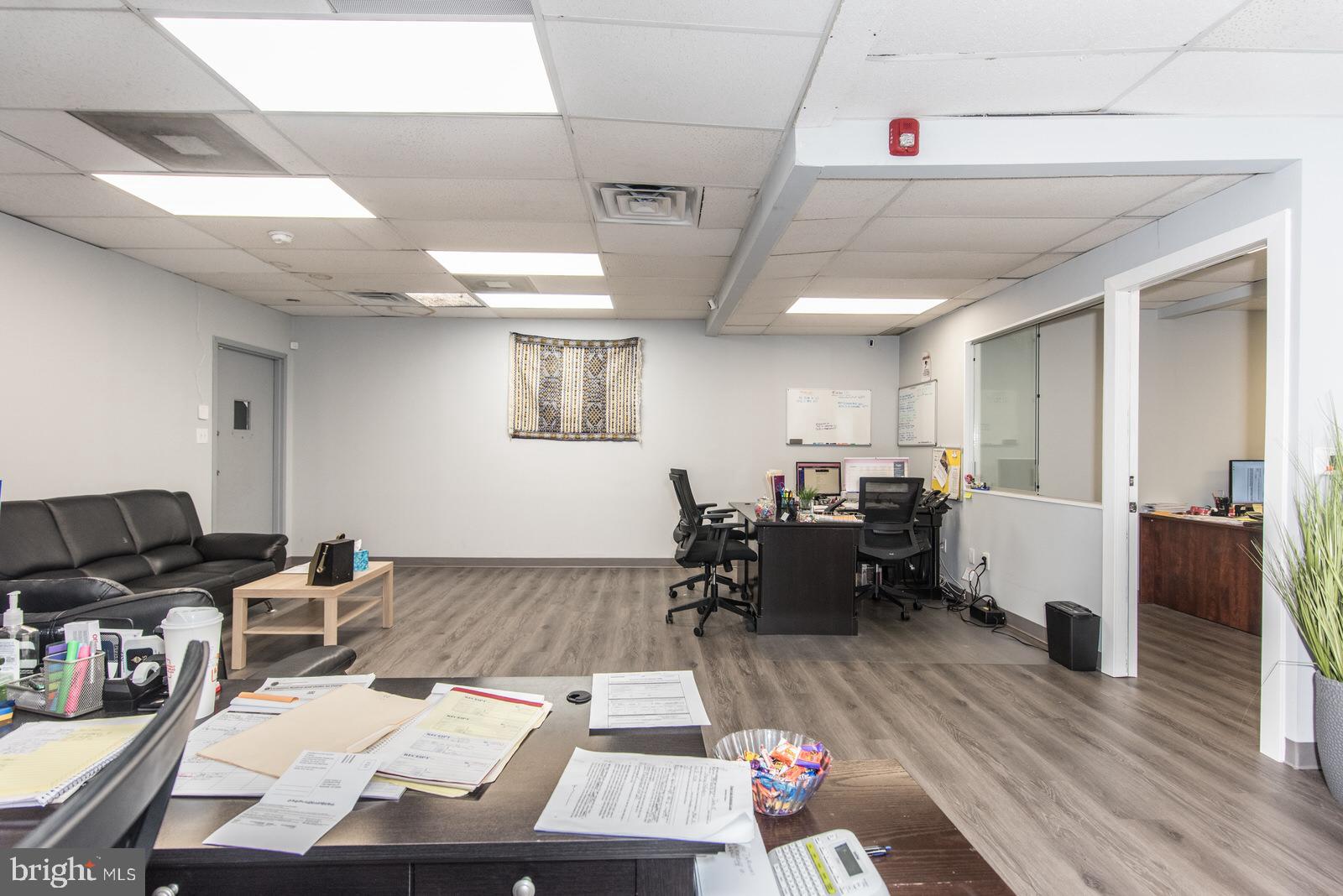 OXFORD CIRCLE - Commercial Sale