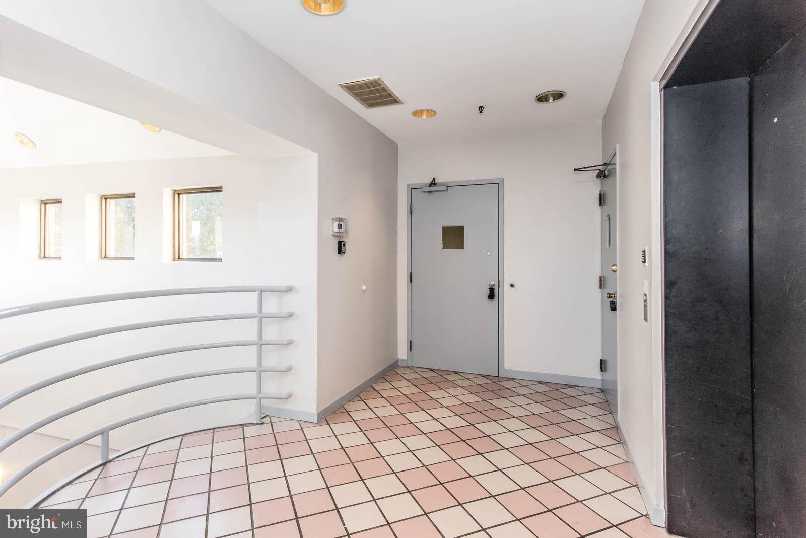 OXFORD CIRCLE - Commercial Sale