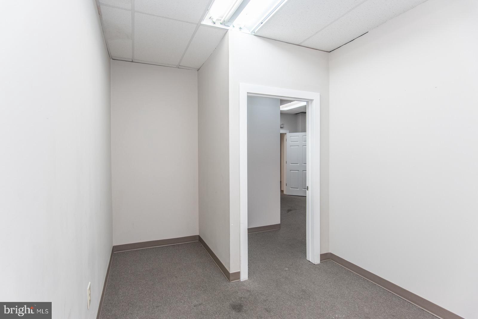 OXFORD CIRCLE - Commercial Sale
