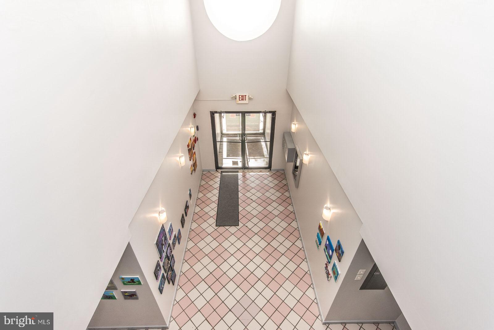 OXFORD CIRCLE - Commercial Sale
