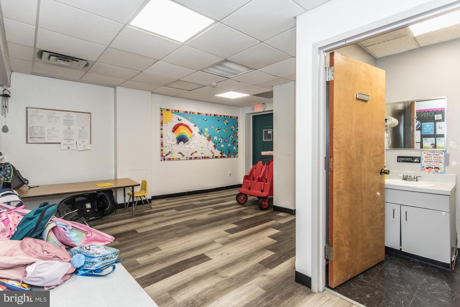 OXFORD CIRCLE - Commercial Sale