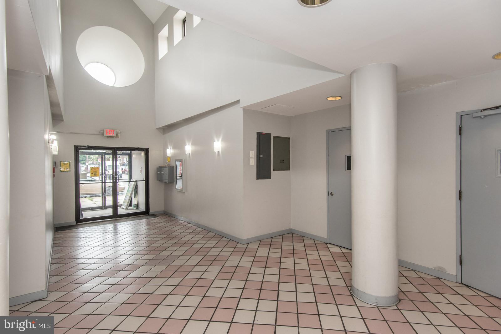 OXFORD CIRCLE - Commercial Sale