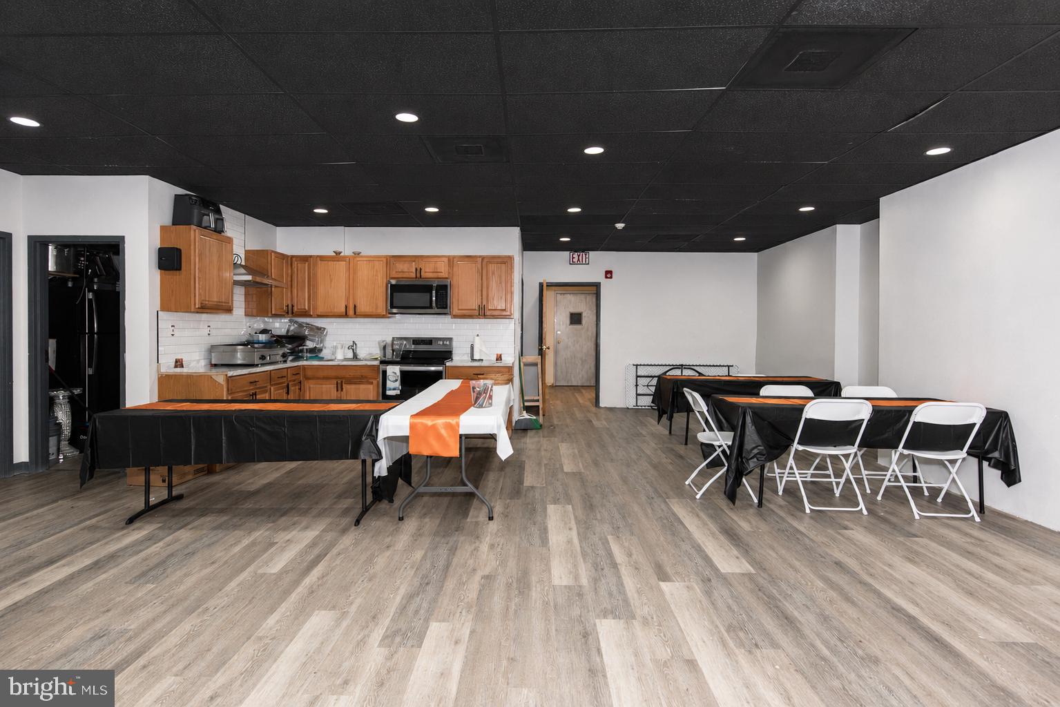 OXFORD CIRCLE - Commercial Sale