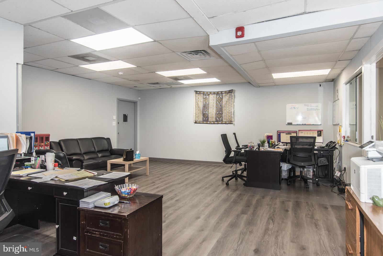 OXFORD CIRCLE - Commercial Sale