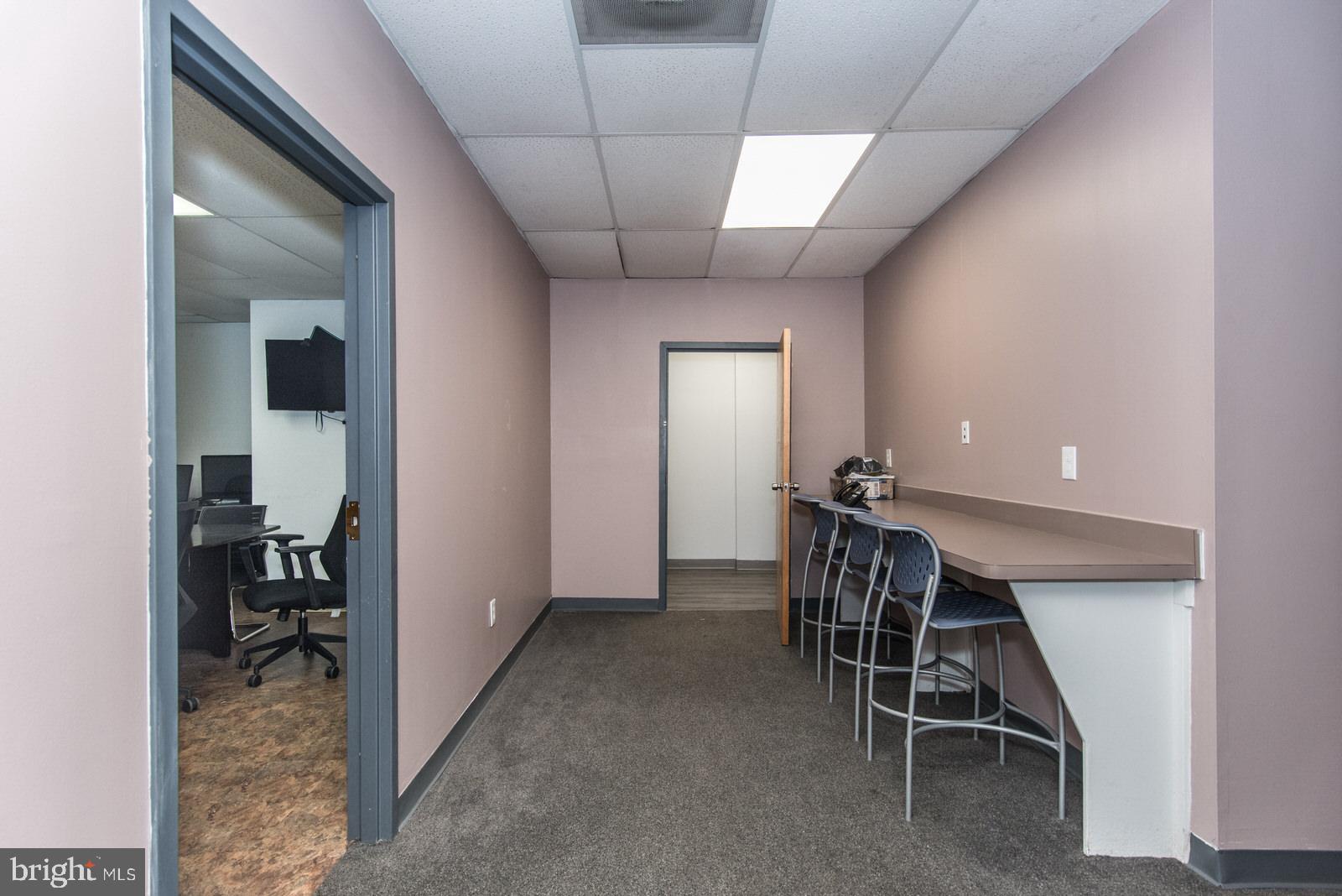 OXFORD CIRCLE - Commercial Sale