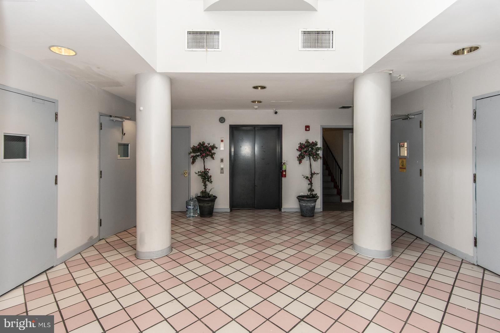 OXFORD CIRCLE - Commercial Sale