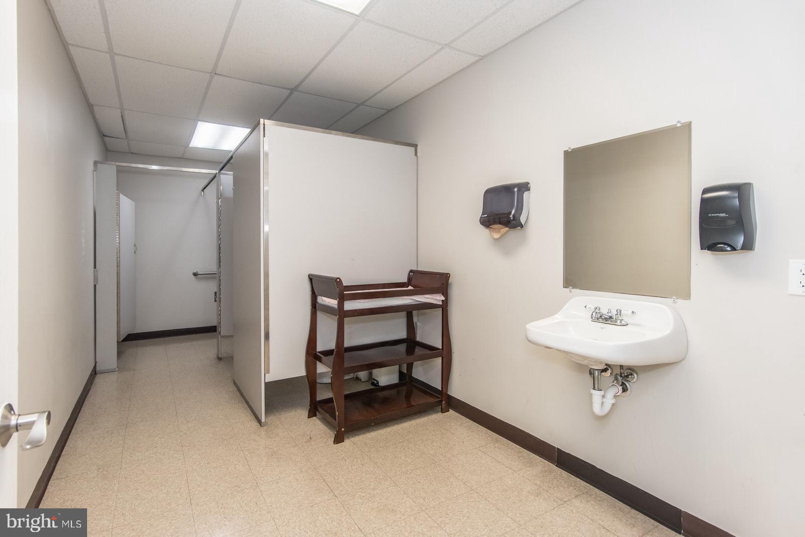 OXFORD CIRCLE - Commercial Sale