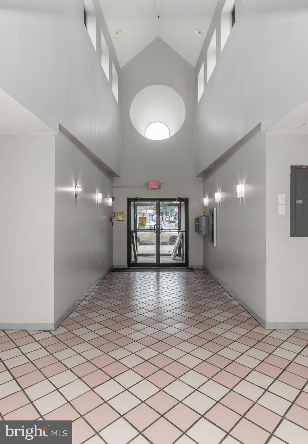 OXFORD CIRCLE - Commercial Sale