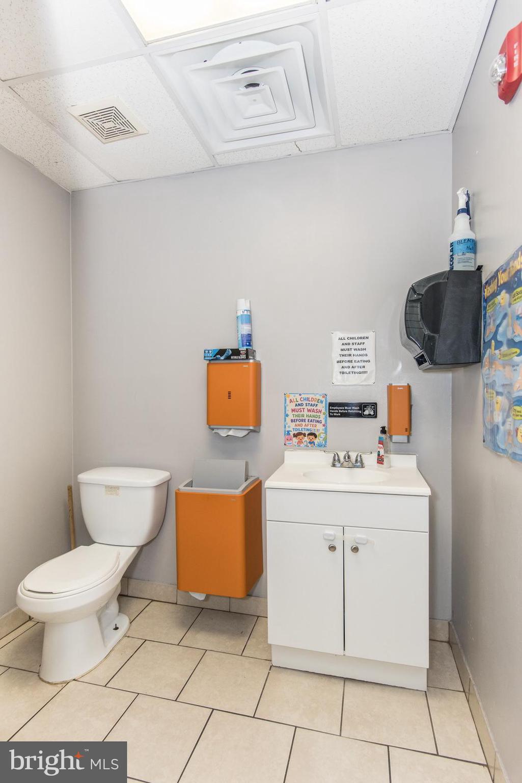 OXFORD CIRCLE - Commercial Sale