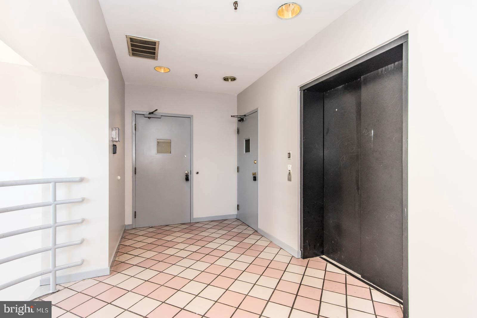 OXFORD CIRCLE - Commercial Sale