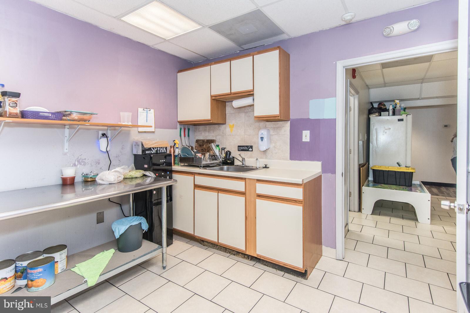 OXFORD CIRCLE - Commercial Sale