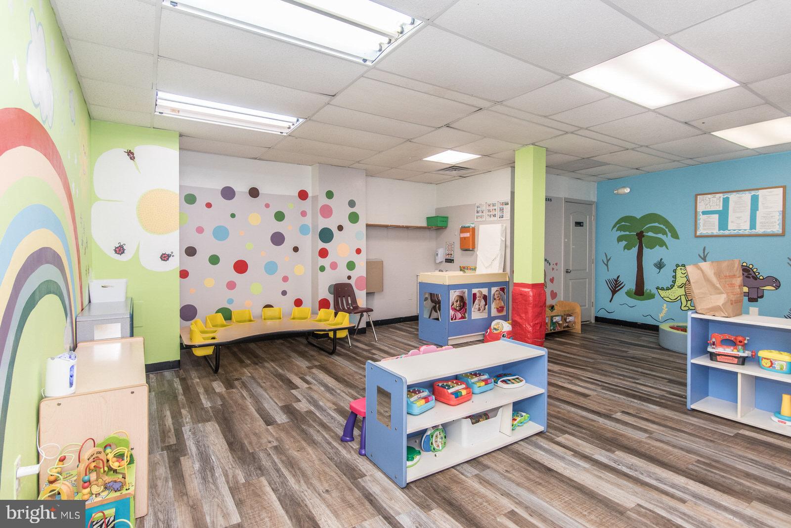 OXFORD CIRCLE - Commercial Sale
