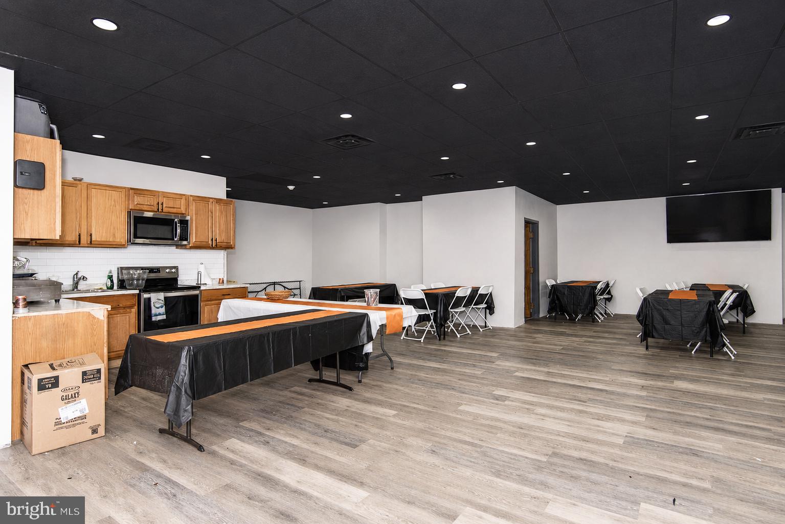 OXFORD CIRCLE - Commercial Sale