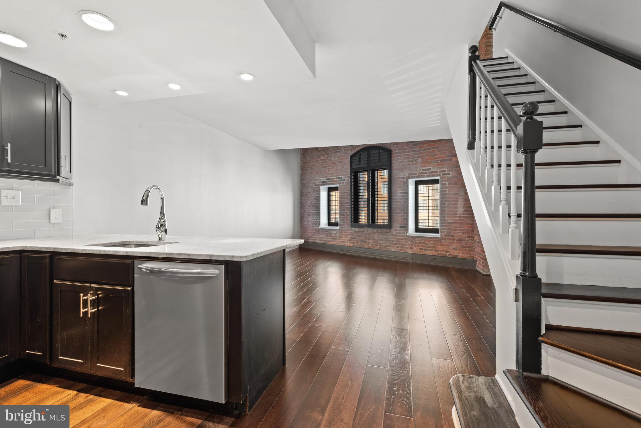 HENDERSON'S WHARF - Residential