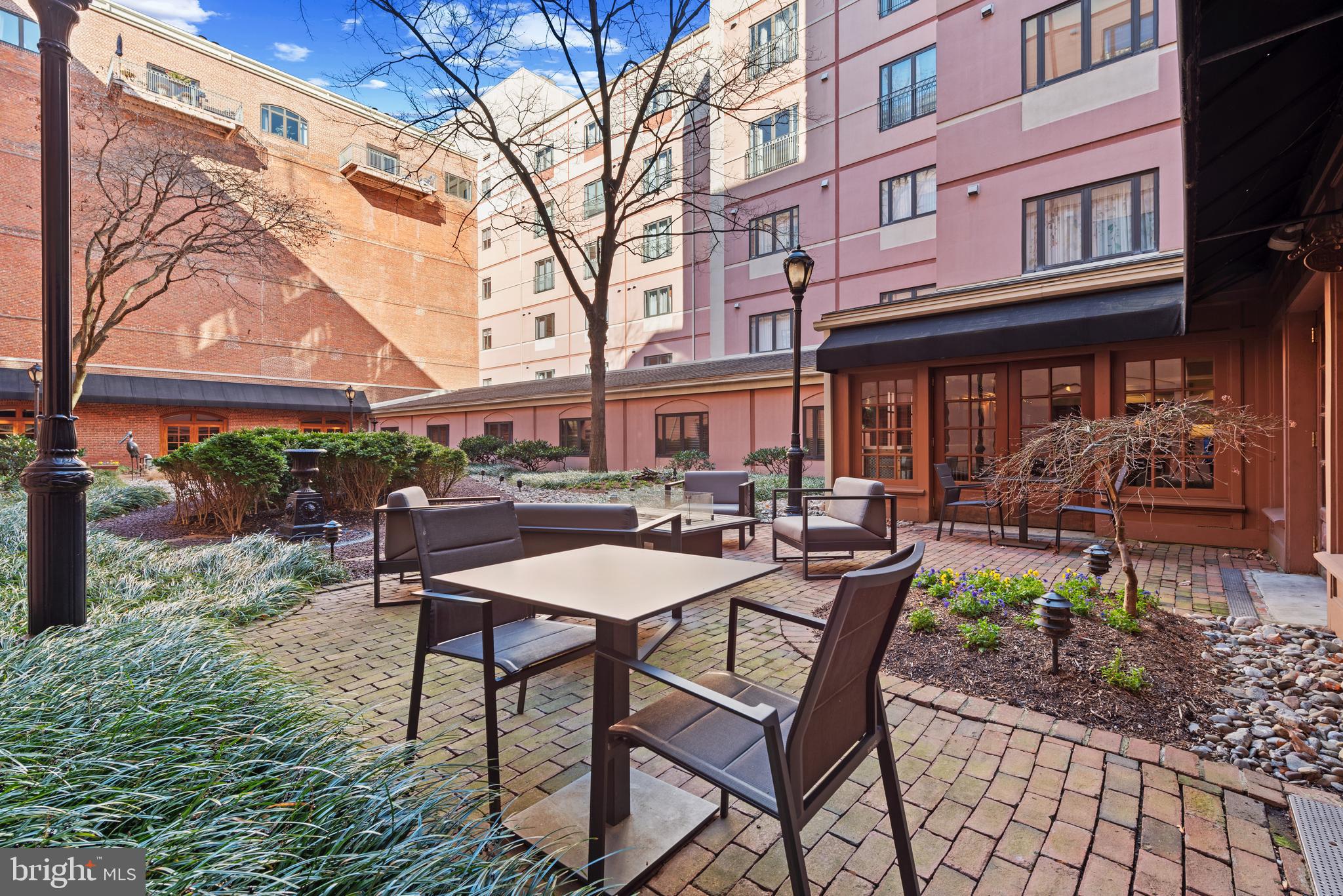 HENDERSON'S WHARF - Residential