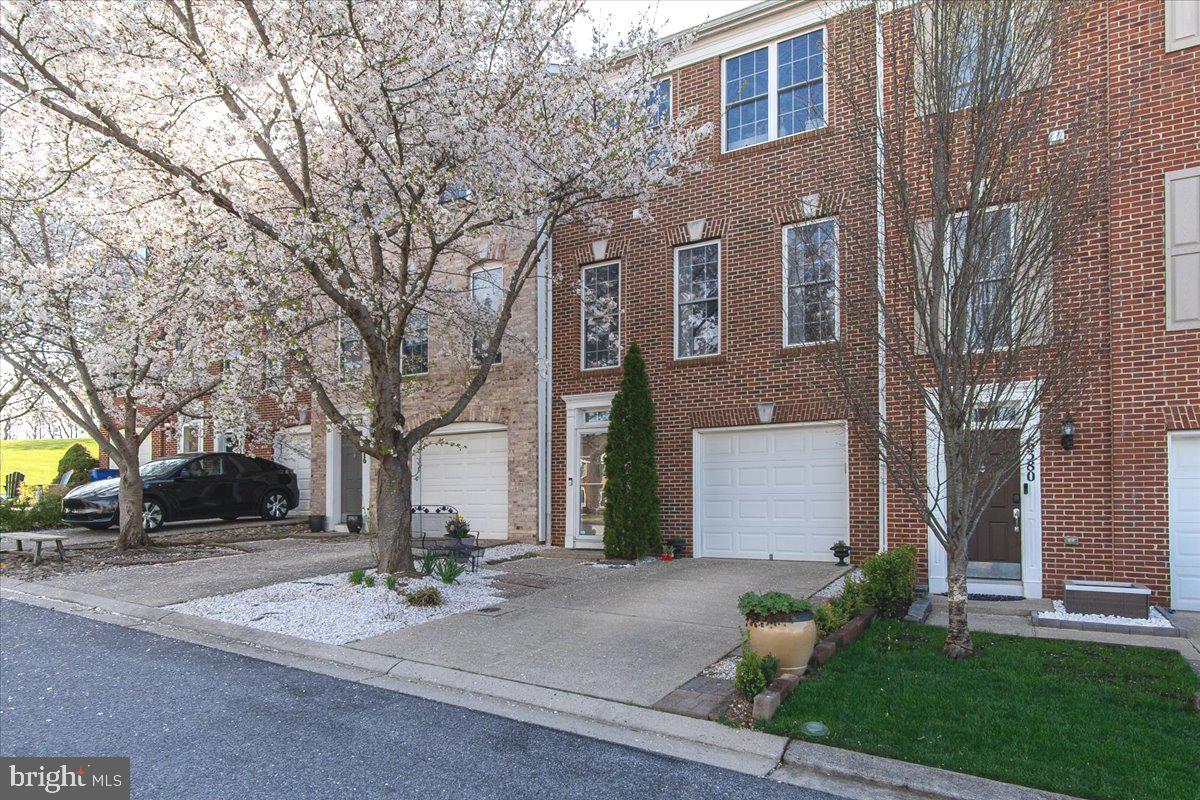 WHISPERING CREEK - Residential