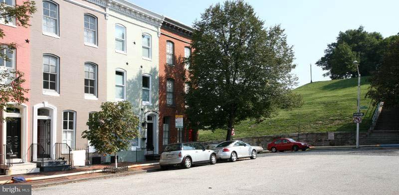 Exceptional Historic District townhouse steps from Federal Hill Park. Stellar Inner Harbor/City views from 3 decks. Amenities abound in this 3 BR/3 1/2 BA home:Custom kitchen w/Granite & upgraded appliances; 2 masters including full 3rd floor suite, 2 new Master baths, au pair/rental on lower level, fireplace, wood floors, hot tub, built-ins, recessed lighting, moldings, roof deck & parking pad.