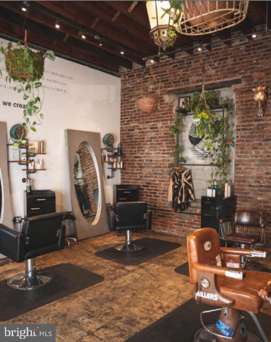 EAST FALLS - Commercial Sale