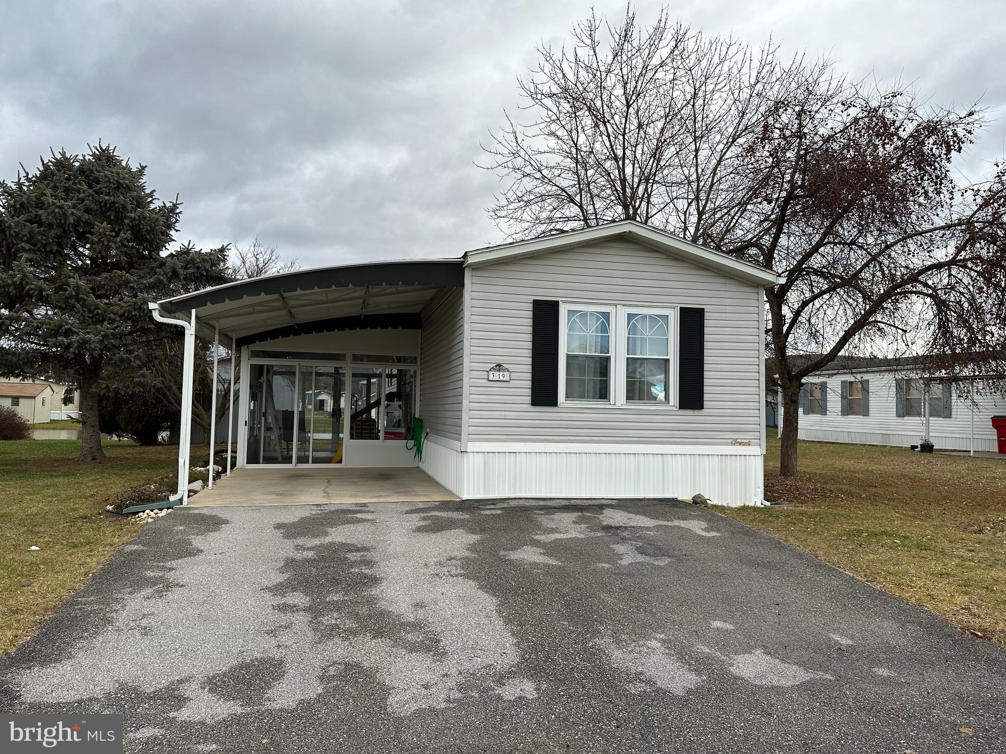 Welcome home to 319 Cameo Dr in Colonial Estates. Featuring 2 beds 2 baths and a beautiful glass porch for all your plants.  This home has been well maintained.   Lot rent is $505 per month that includes sewer & trash. New owner will need to be approved by park owner.