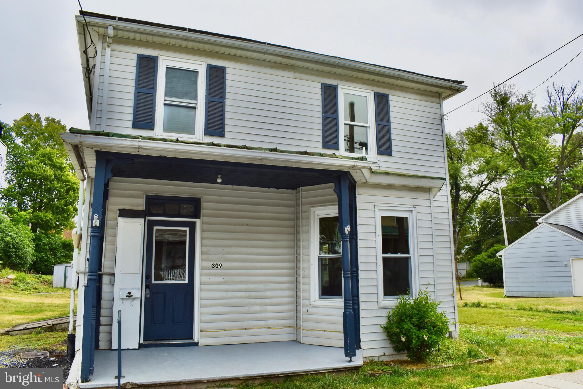 Move in ready rental. Can move in as soon as possible. $1500 security deposit, $1500 for first months rent, and $500 pet deposit. Pets allowed case by case. All utilities will be the responsibility of the tenants. Application can be submitted through the link:  https://apply.link/46QLKjS