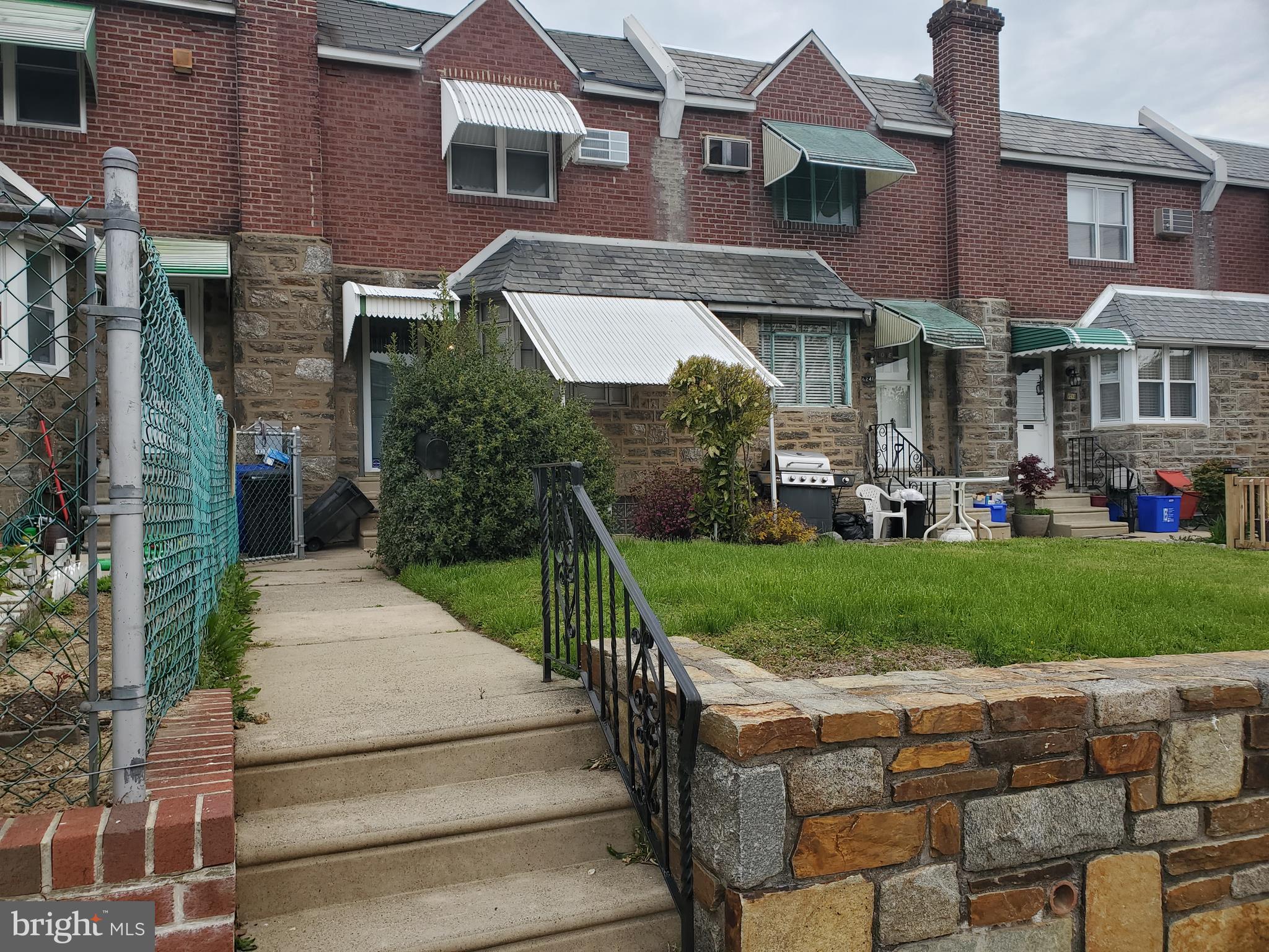 Two bedroom house on a nice block; close to schools, public transportation, major highways, shopping and much more.  Landlord is looking for credit in the 650-700 range, no prior evictions, no smoking, no pets and income 3x's the rent.