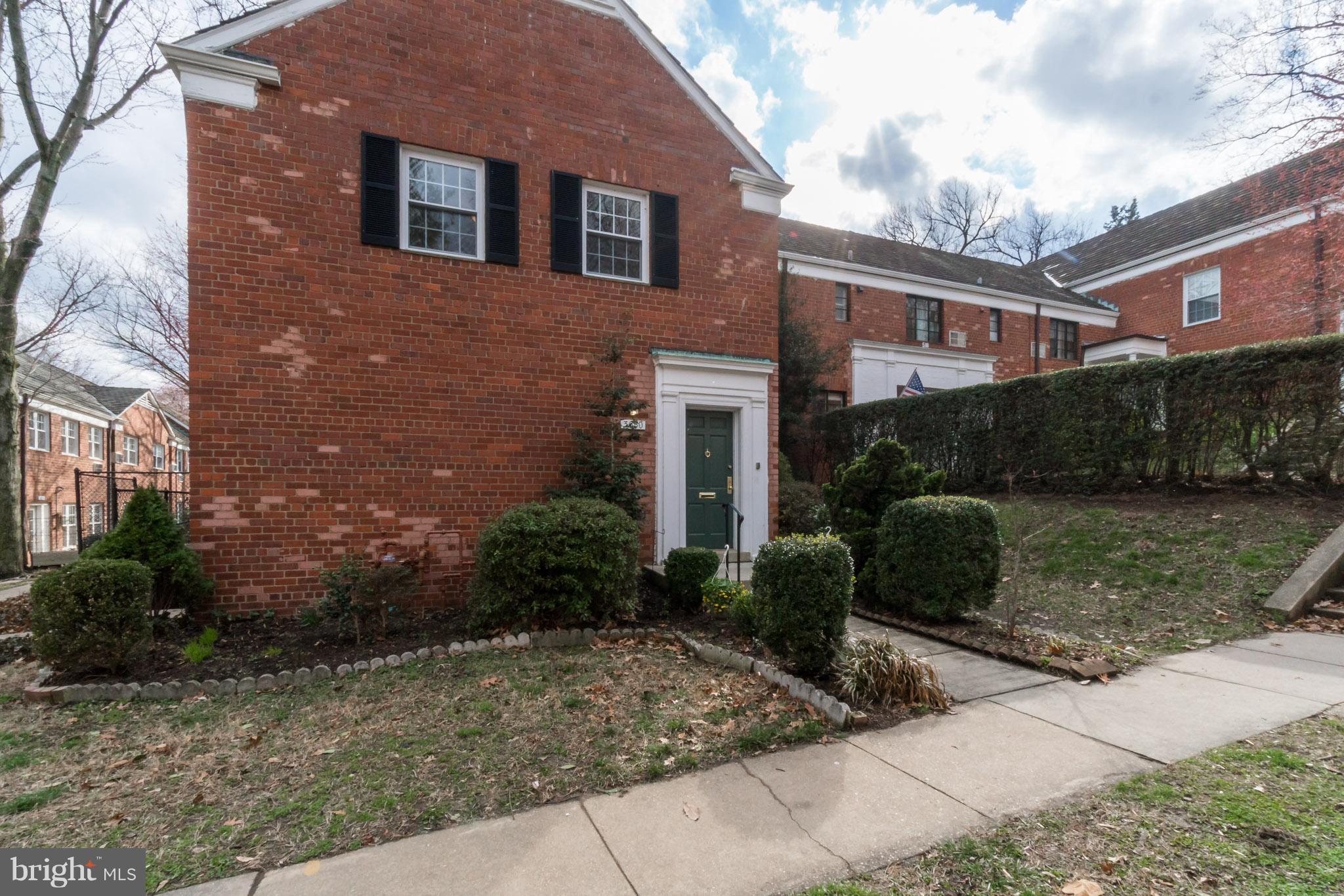 Newly remodeled Jefferson model condo in the heart of Parkfairfax! Easy walk to Shirlington across 395 flyover bridge and convenient access to metro bus for DC commuters. Open and bright, this unit features brand new luxury vinyl flooring throughout, a remodeled kitchen and bathroom, brand new appliances, and a spacious master bedroom.