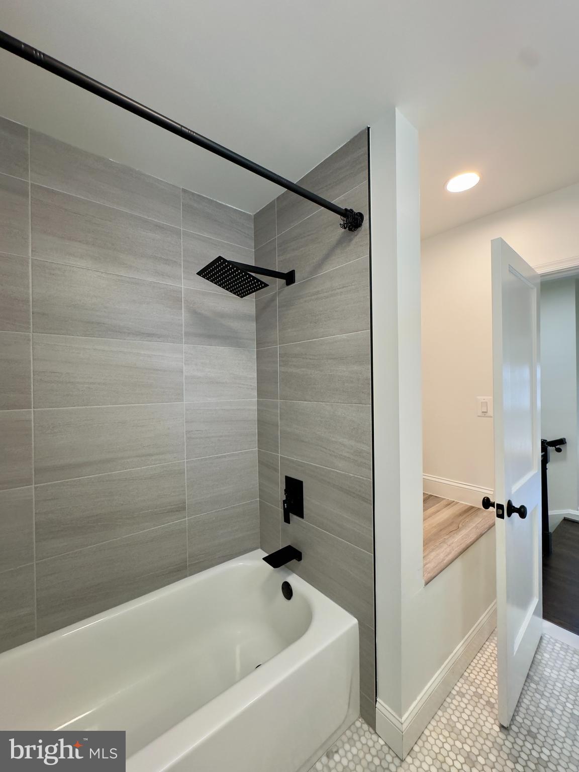 EASTWOOD - Residential Lease