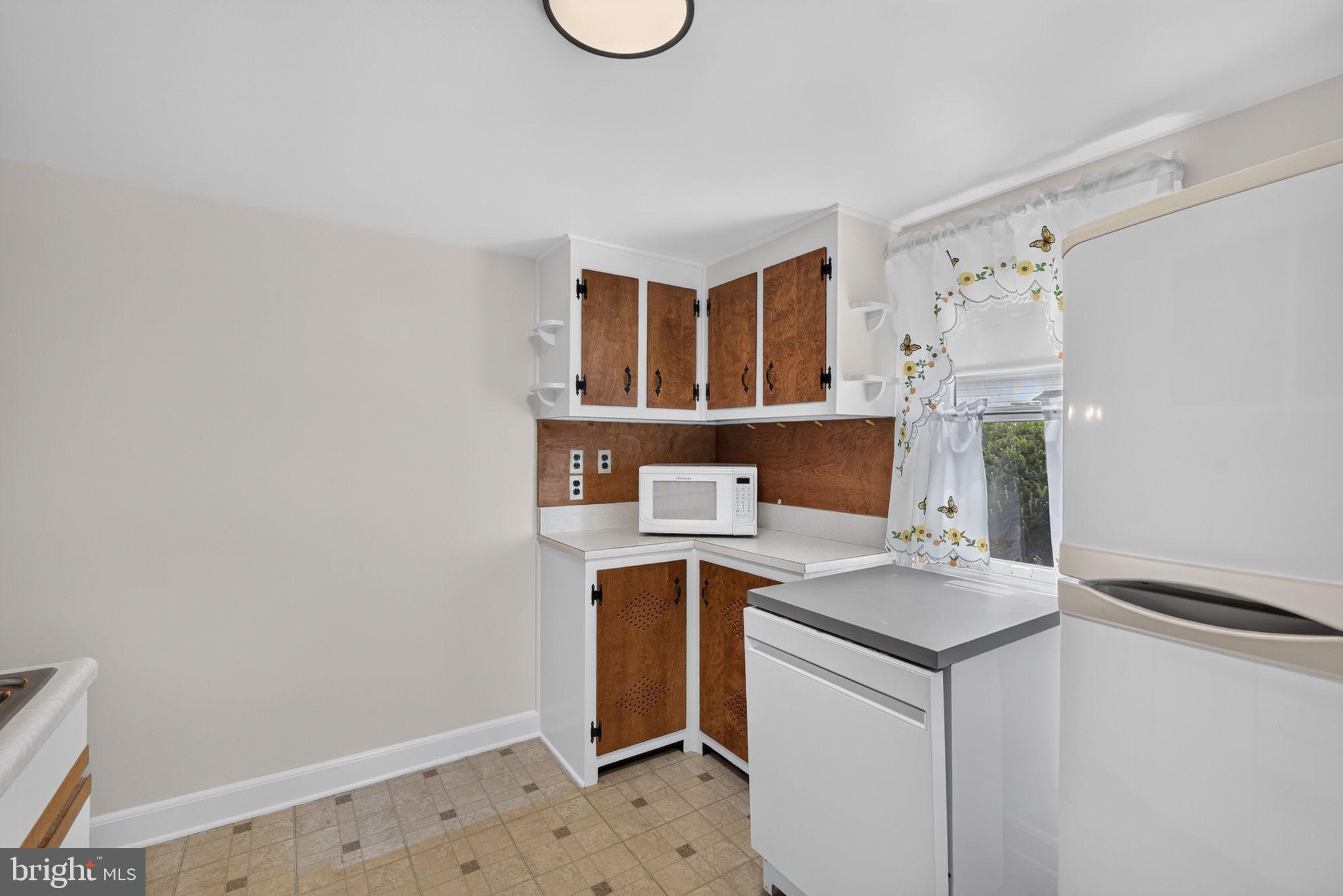 WINDSOR MANOR - Residential