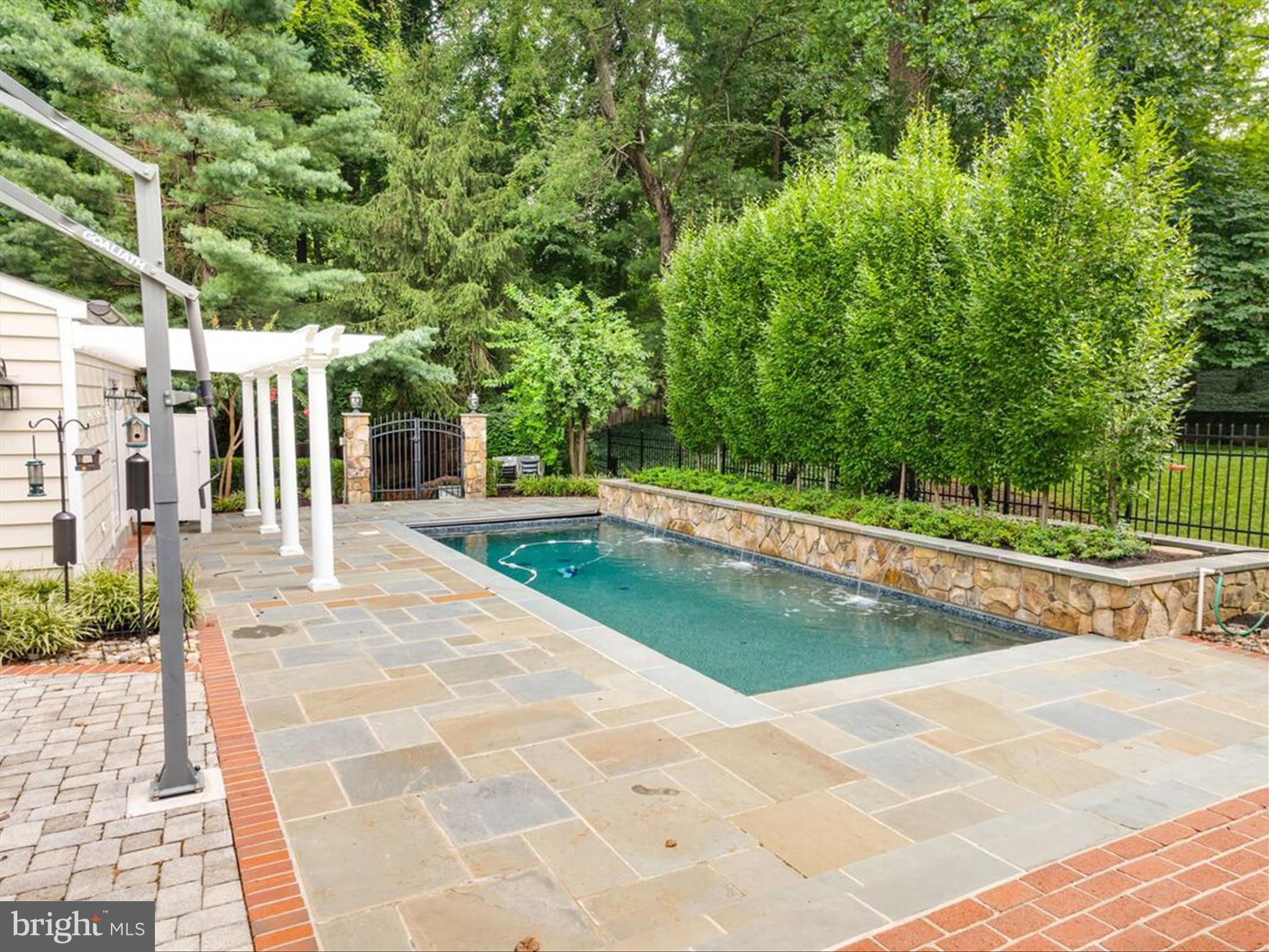 PENDENNIS MOUNT - Residential