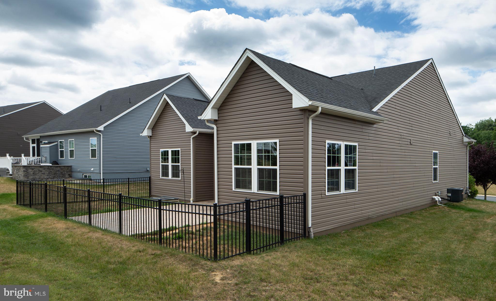 STRAY WINDS FARM - Residential