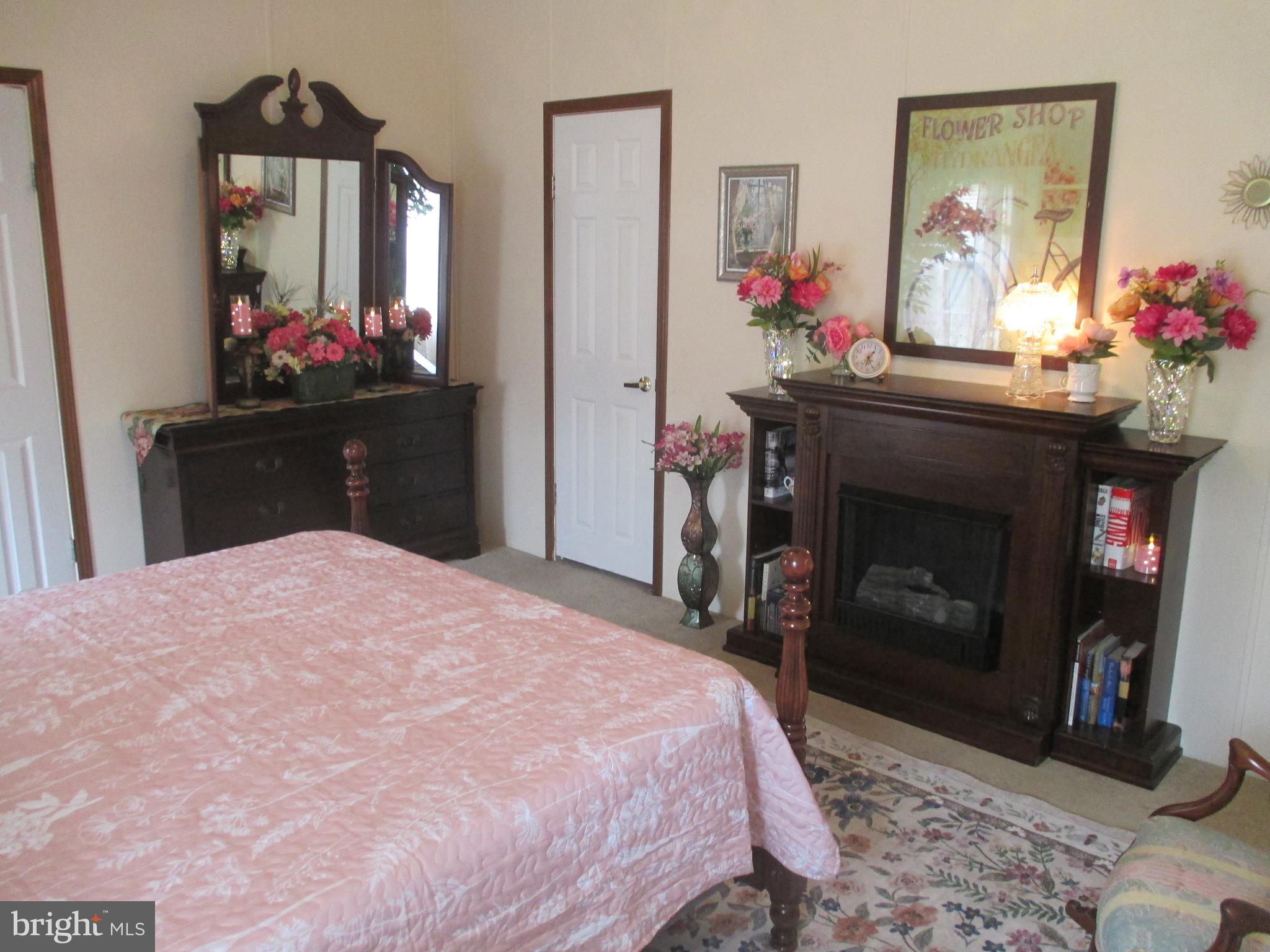 COLONIAL VILLAGE ESTATES - Residential