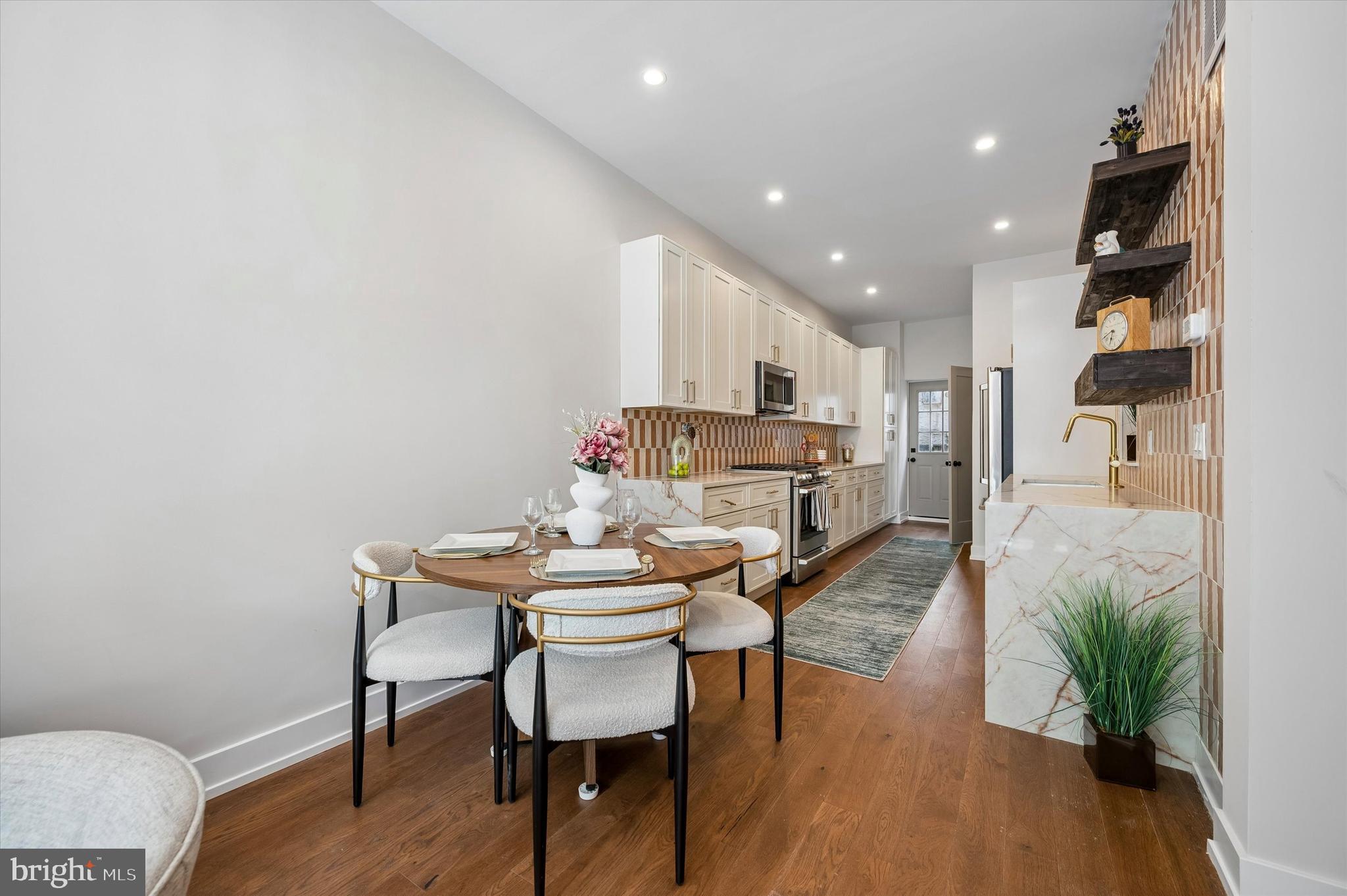 QUEEN VILLAGE - Residential