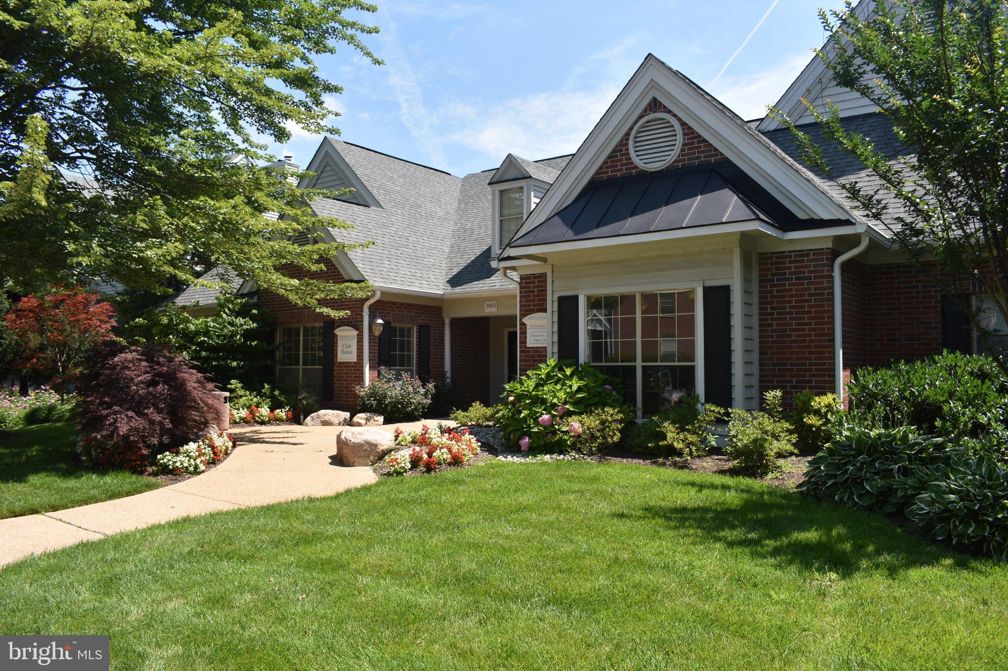 PENDERBROOK SQUARE CONDOMINIUMS - Residential Lease