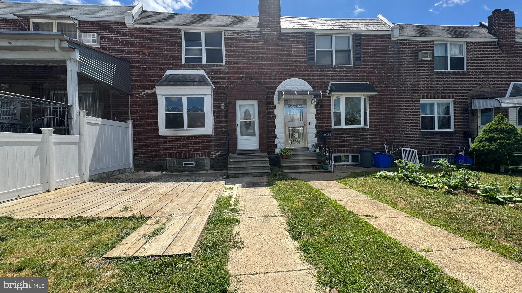 18 -ft wide rowhouse  in a great location!  Freshly painted, New front and rear screen doors.  3 bedrooms / 2 full bathrooms.  Close to supermarkets and Mayfair school.  Perfect for both owner- occupants and investors.  Schedule your showing today!