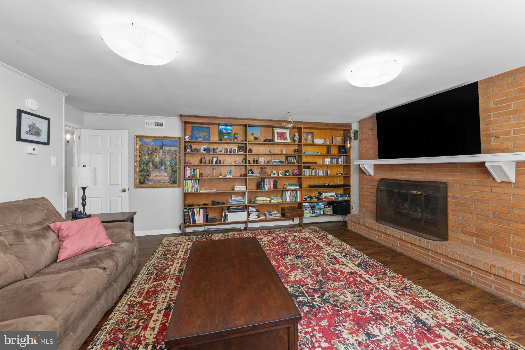 BUTTONWOOD MANOR - Residential