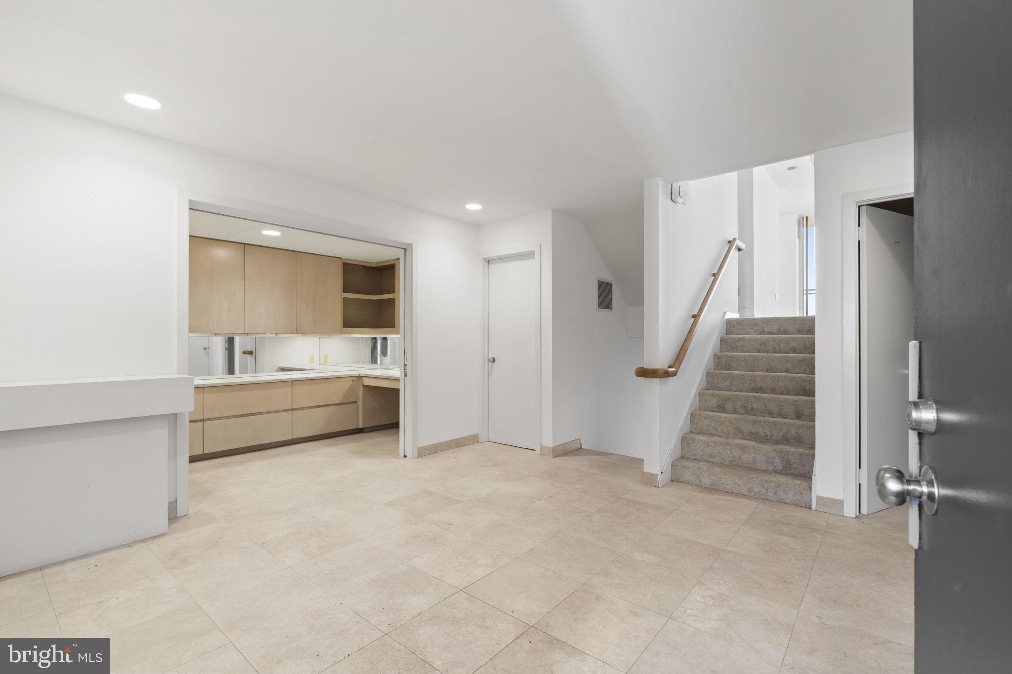 LOGAN SQUARE - Residential