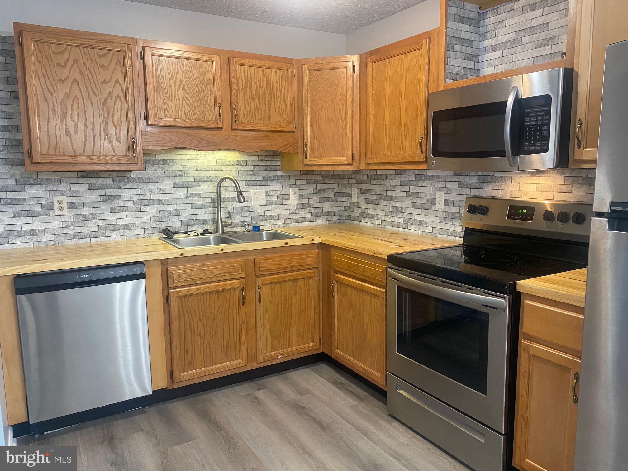 Spacious 2 Bedroom 2 bath  with new flooring & fresh paint throughout * huge walk in closet * this unit is move in ready, pets approved on a case by case basis, 3rd floor location, deck of of the family room with a gorgeous mountain view, storage room, eat in kitchen with a dishwasher and a built in microwave * stainless appliances *  full sized washer and dryer *  plenty of parking, super convenient location close to Rt.81 for commuting * close to shopping & schools *