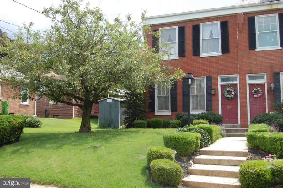 Well maintained brick semi in a desirable West End neighborhood. 3 bedrooms, hardwood floors, 2 full baths, finished basement and stone patio with landscaped backyard. Close to schools and shopping!