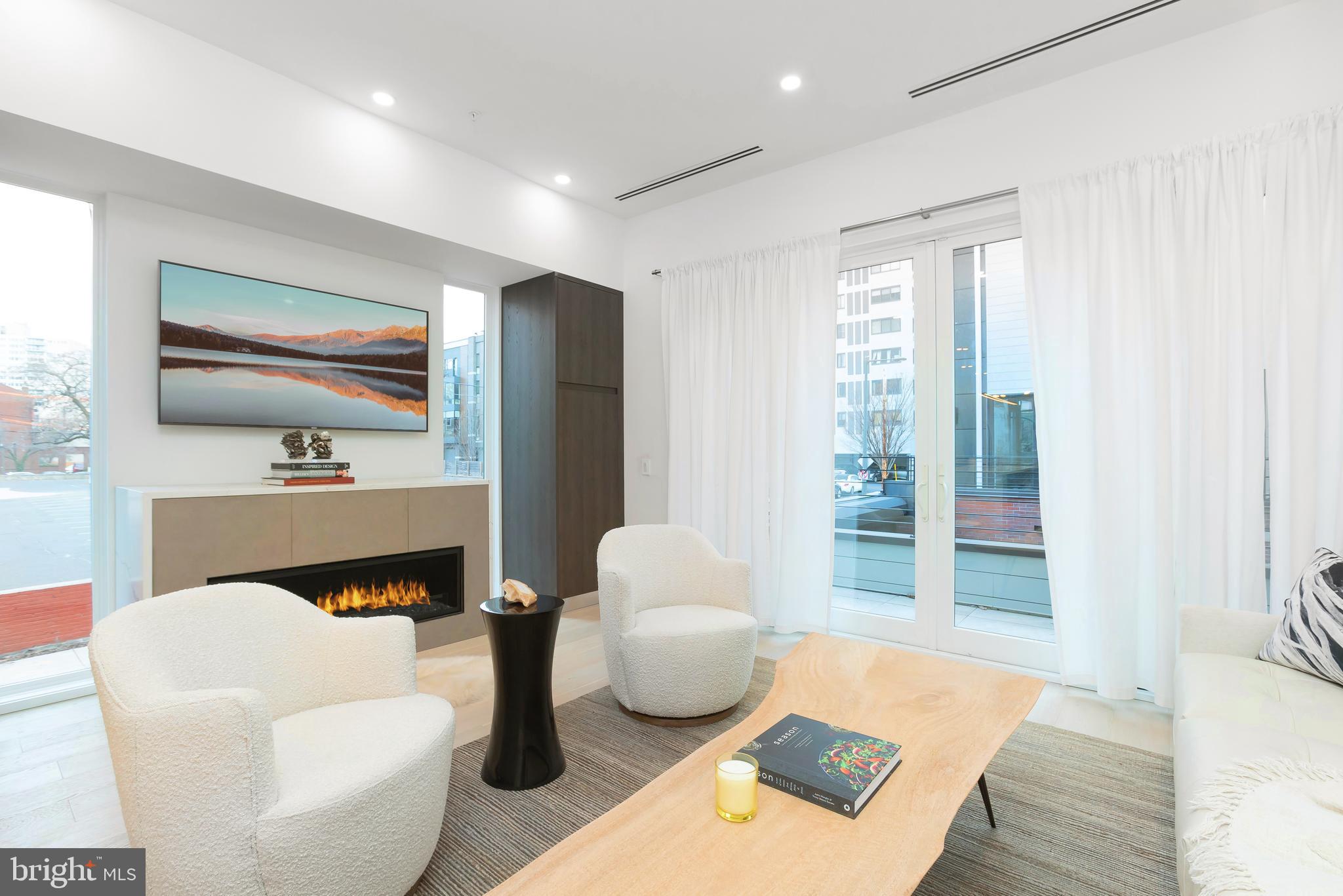 LOGAN SQUARE - Residential