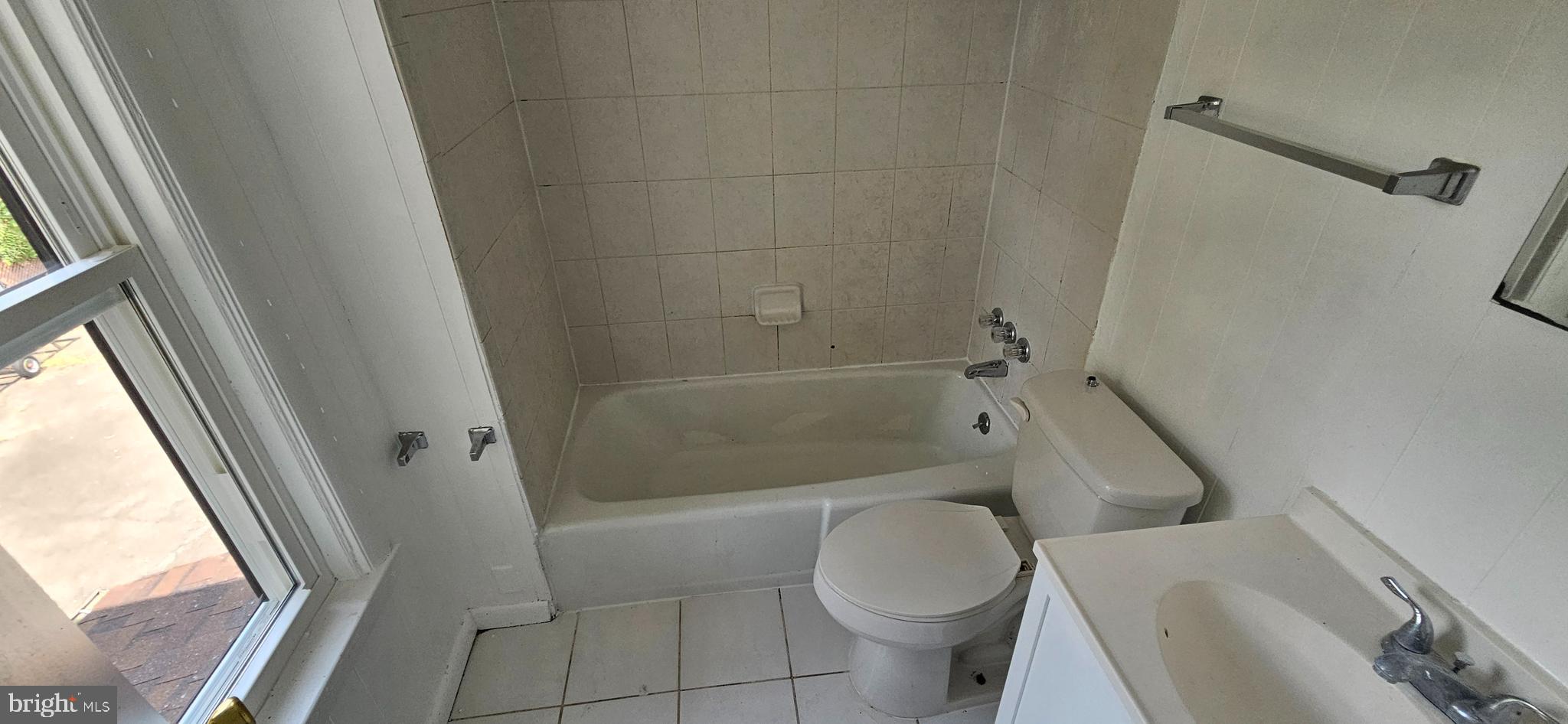 COMMONS OF MIDDLET - Residential Lease