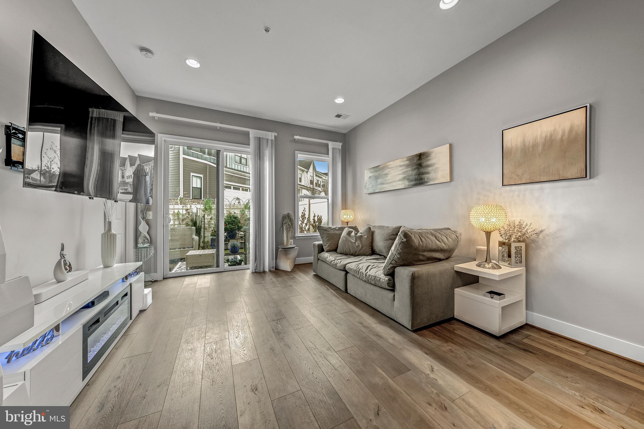 CADENCE AT LANSDOWNE - Residential