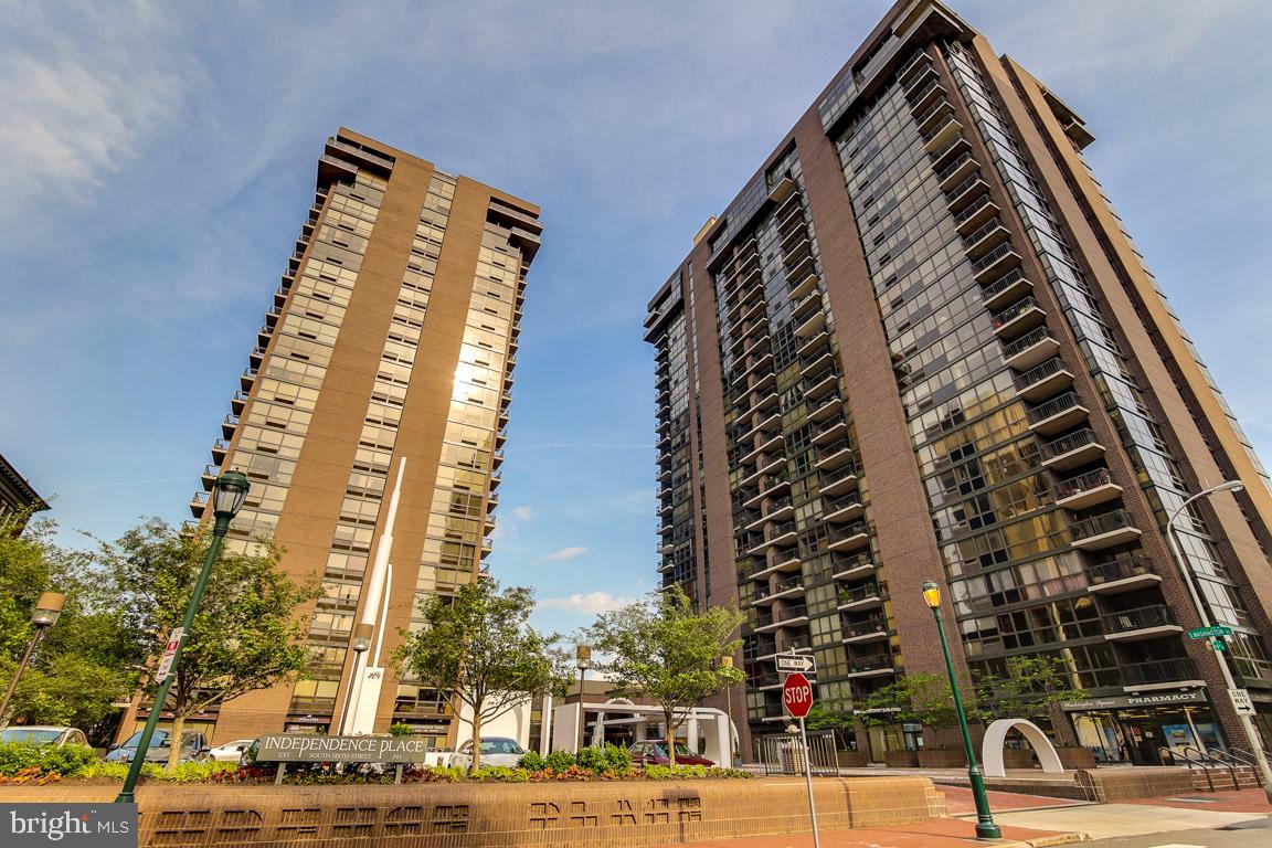 Unique opportunity to purchase a three bedroom, two and a half bathroom and the adjacent one bedroom at Independence Place, Tower I. Corner three bedroom, two and a half bathroom plus the adjacent one bedroom. Combine the homes to create an expansive custom residence or keep them separate and have a primary residence plus a guest suite, home office or investment property. Each condominium has its own balcony, floor-to-ceiling windows and stunning views over the Delaware River and South Philadelphia. Note: there is currently access between the two units through a single door, otherwise, the homes are in their original configurations. Residents of Independence Place enjoy a twenty-four hour doorman and concierge, a beautifully appointed lobby on the main level, on-site management, fitness room, and individual heat & air conditioning controls. Independence Place is located in the historic Society Hill neighborhood of Philadelphia facing Washington Square. Many of the city’s finest museums, cultural institutions, theaters and restaurants are only a short walk away. 30th Street Station and Philadelphia International Airport are only minutes away.